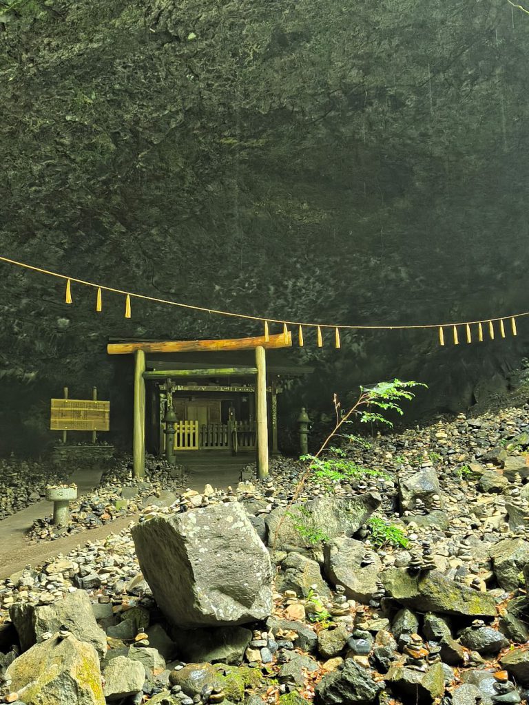 天安河原(あまのやすがわら)